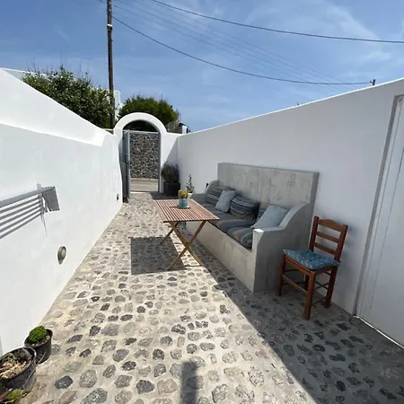 Poli Cave House Santorini