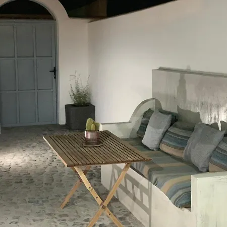 Poli Cave House Santorini *