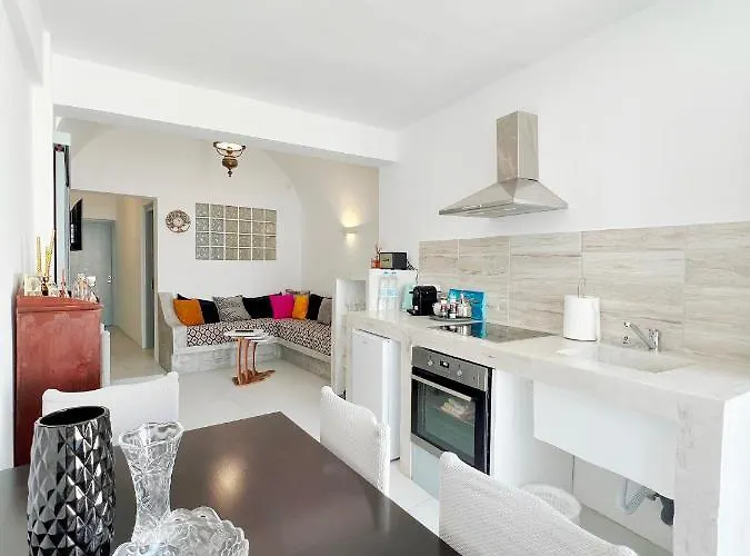 Poli Cave House Santorini